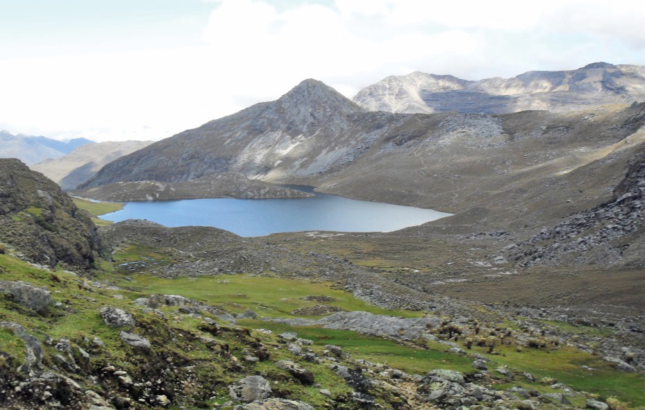 Laguna de páramo en el entorno del Parque Nacional Natural El Cocuy