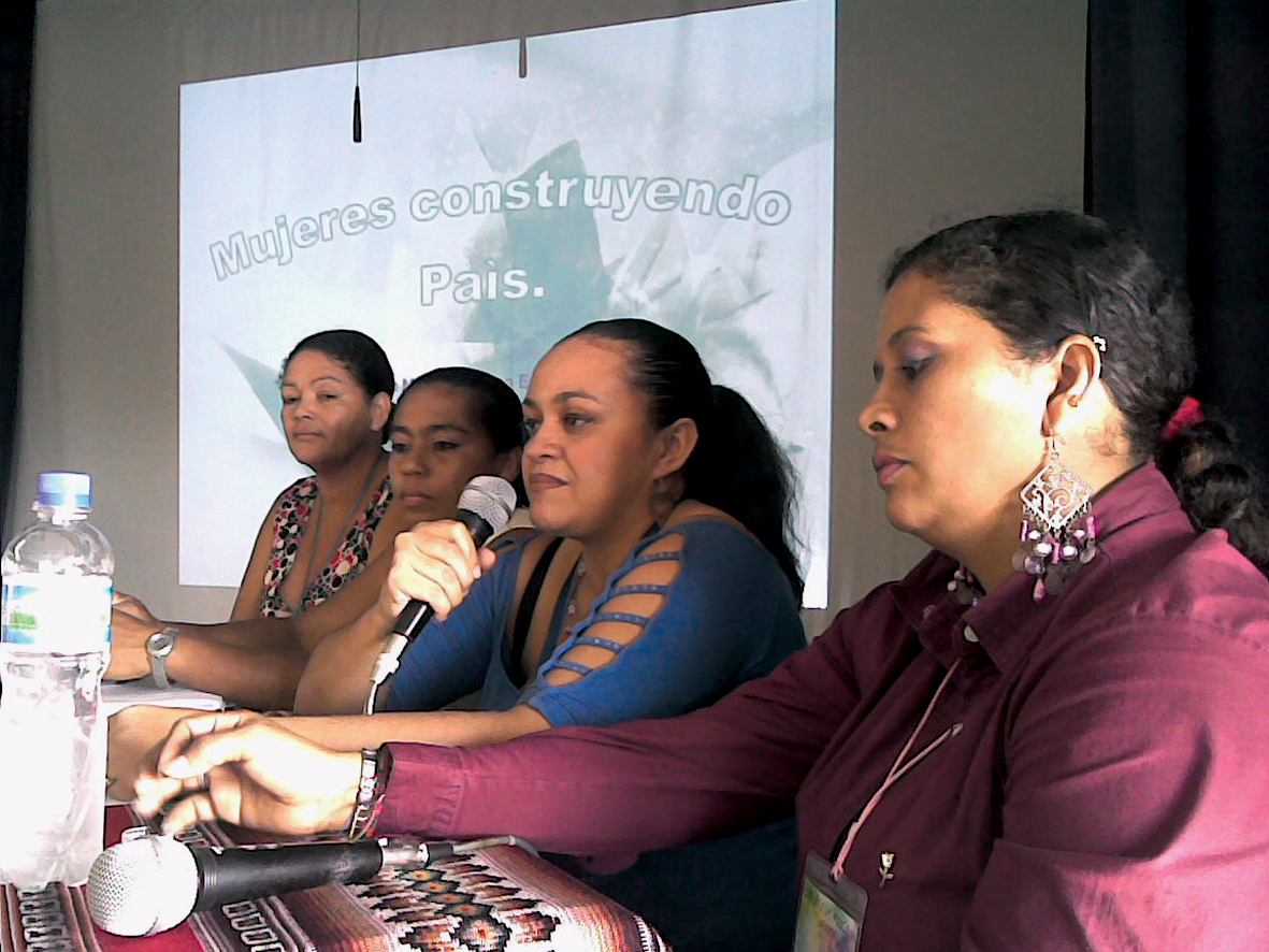 Encuentro de mujeres en un proceso comunitario de Flor Naciente.