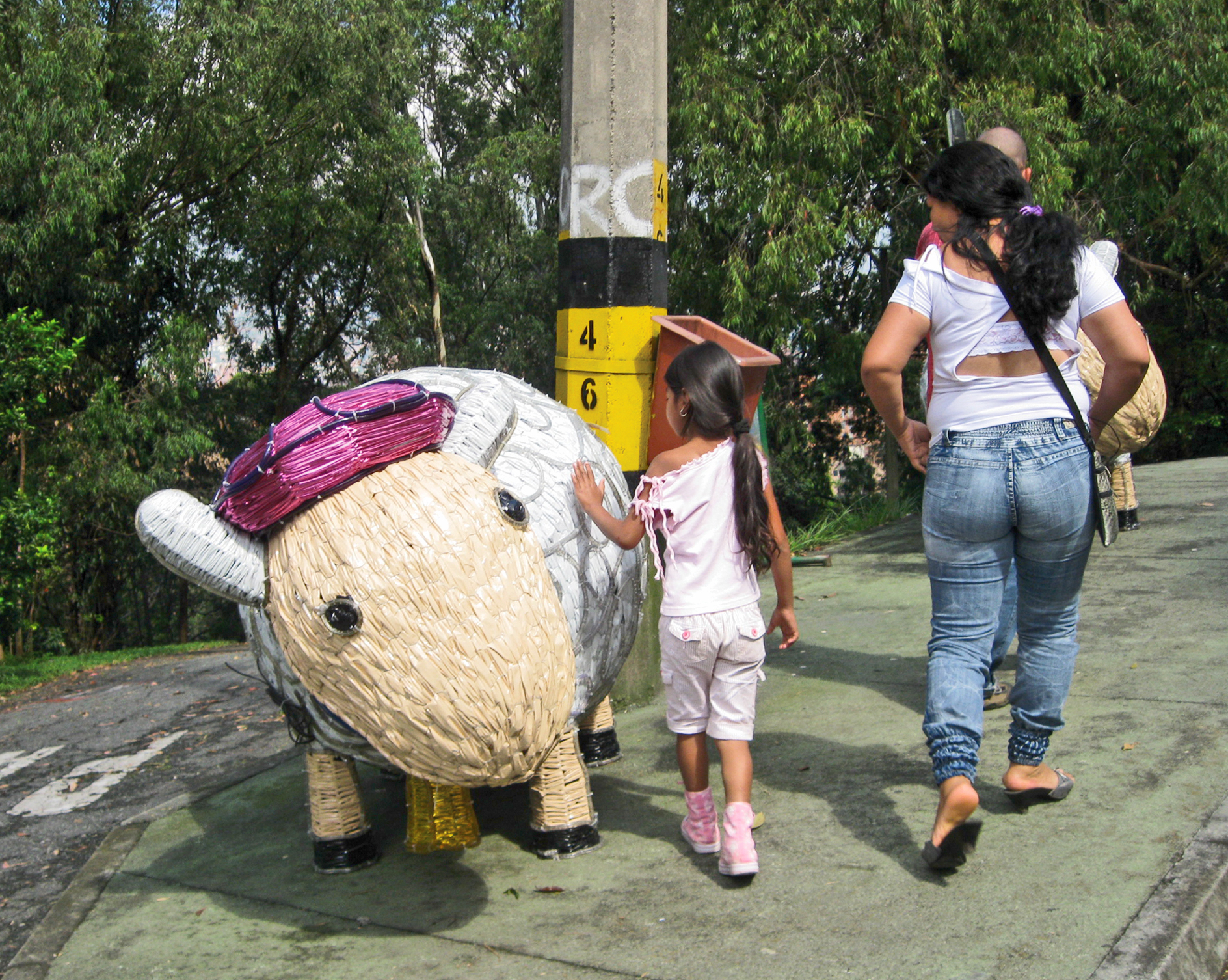 Madre e hija, participantes de un proyecto de Flor Naciente, en un espacio comunitario.