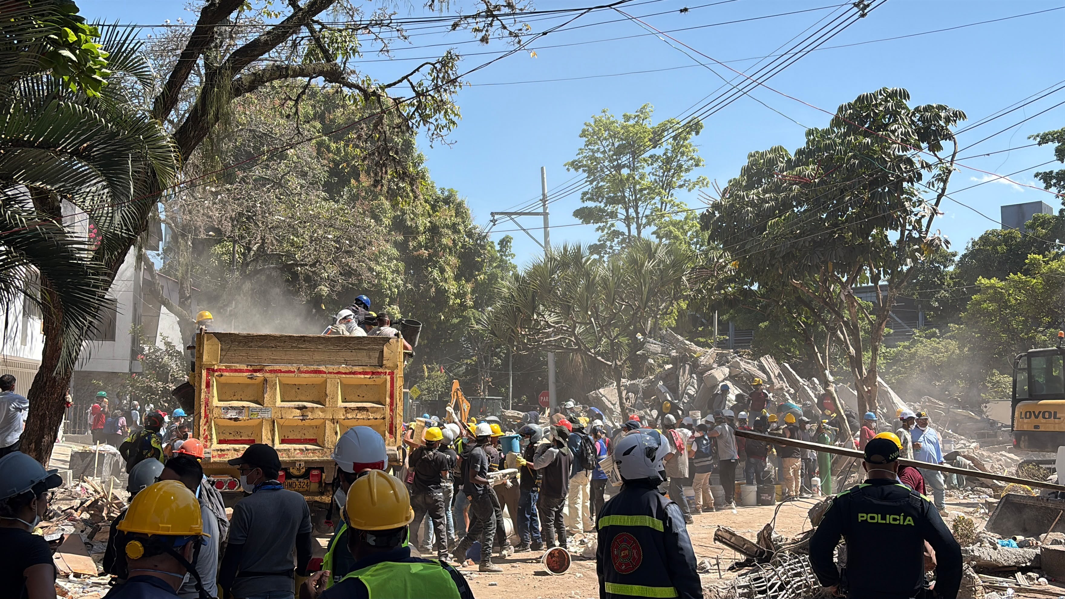 Equipos de rescate y limpieza retirando escombros de un edificio colapsado en Cali tras el sismo