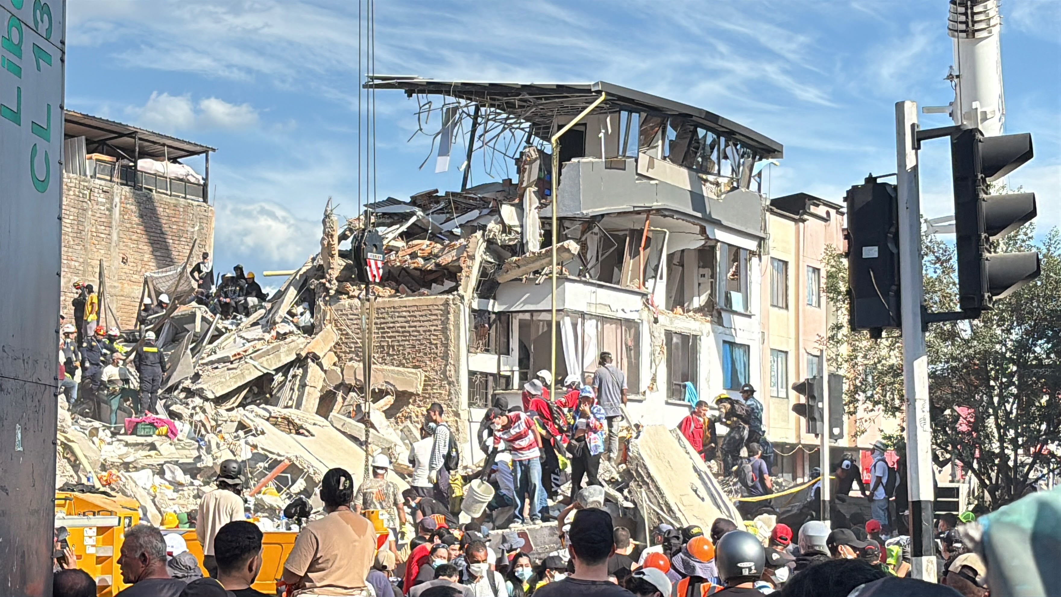 Edificio de varios pisos colapsado en Pereira tras el sismo, con equipos de rescate trabajando entre los escombros